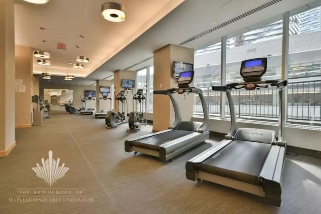2-Bdrm And 1 Den 3 Bed Condo With 2 Bath - Walking Distance To Scotiabank Arena, Cn Tower, Union Station, Ripleys With Free Parking Toronto Exterior photo