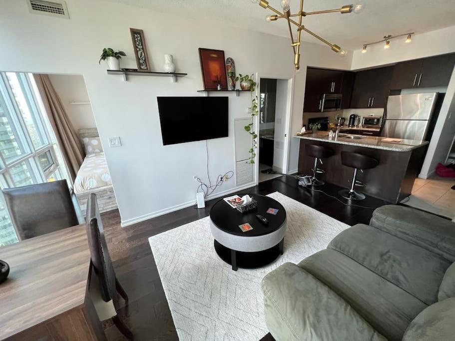 2-Bdrm And 1 Den 3 Bed Condo With 2 Bath - Walking Distance To Scotiabank Arena, Cn Tower, Union Station, Ripleys With Free Parking Toronto Exterior photo
