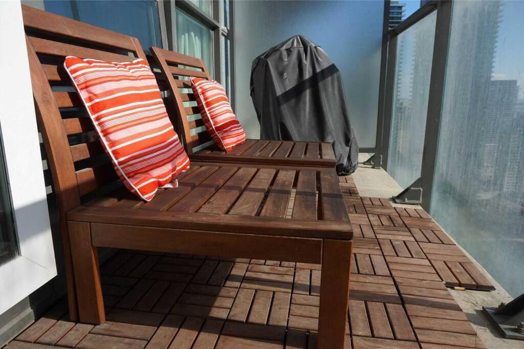 2-Bdrm And 1 Den 3 Bed Condo With 2 Bath - Walking Distance To Scotiabank Arena, Cn Tower, Union Station, Ripleys With Free Parking Toronto Exterior photo